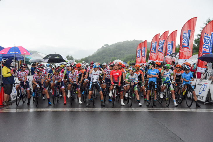 スタートラインに揃ったJPTの選手　この時点ではまだ小雨程度だった