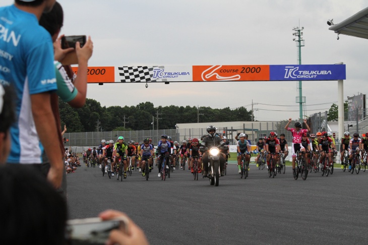 走りきったライダーがコース一面を走るウイニングランは感動的