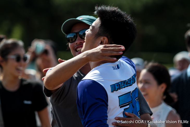 ライダー、スタッフたちに途切れることなく祝福をうける初優勝した松下巽（神奈川県/全日空商事）