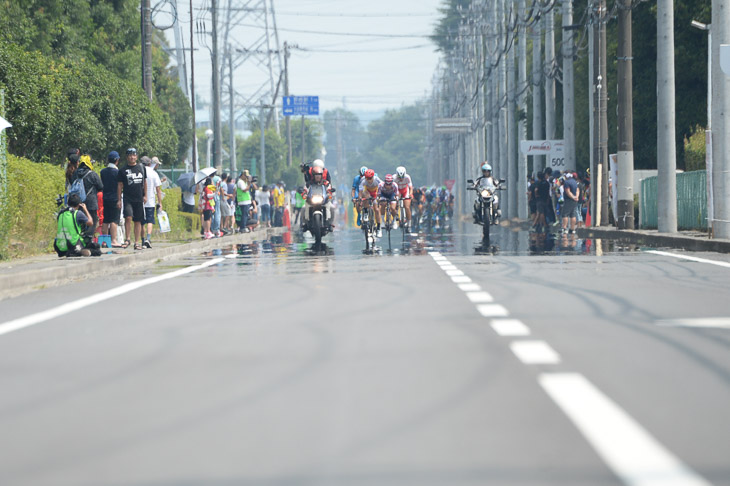 コースの路面に逃げ水が現れるほどの暑さ