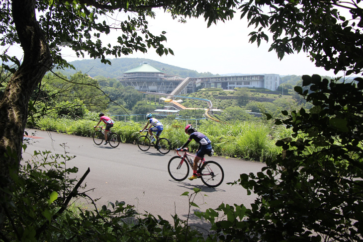 サイクルスポーツセンターを遠目に眺めつつペダルを回す