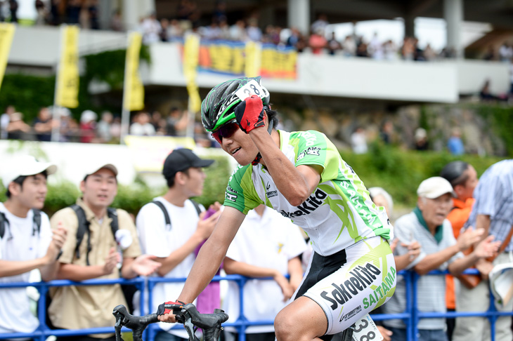 男子　ガッツポーズを繰り返す川崎三織（栄北高校）