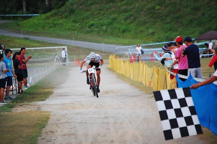 見えない海外のライバルを追うのか、山本幸平（DREAM SEEKER RACING TEAM）は一人スプリントでゴール