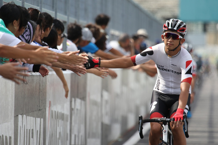 ピットウォール沿いに観客とハイタッチしつつ入場　シマノ鈴鹿ロードレースクラシックの恒例イベントだ