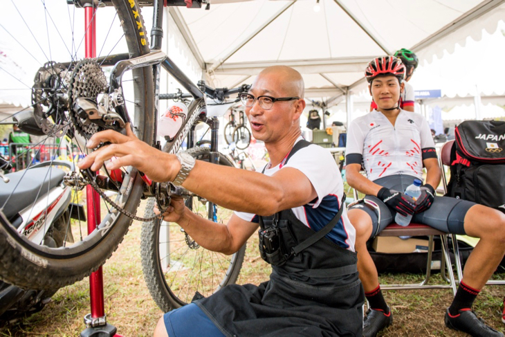 レース前の調整を行う白井メカニックと、沢田時（チームブリヂストンサイクリング）