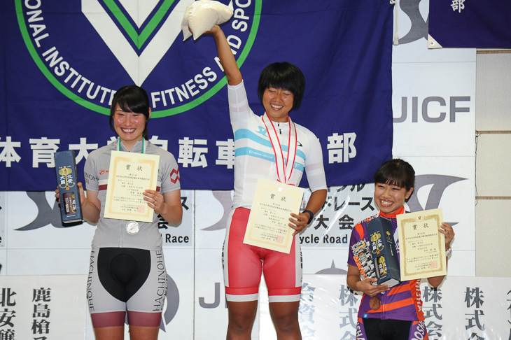 女子表彰式　左から2位菅原朱音（八戸学院大学）、1位中井彩子（鹿屋体育大学）、3位吉田鈴（同志社大学）