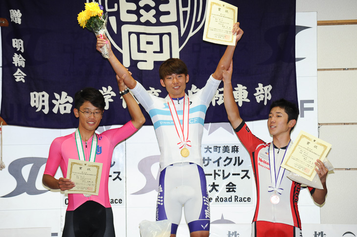 男子表彰式　左から2位武山晃輔（日本大学）、1位野本空（明治大学）、3位奥村十夢（中央大学）