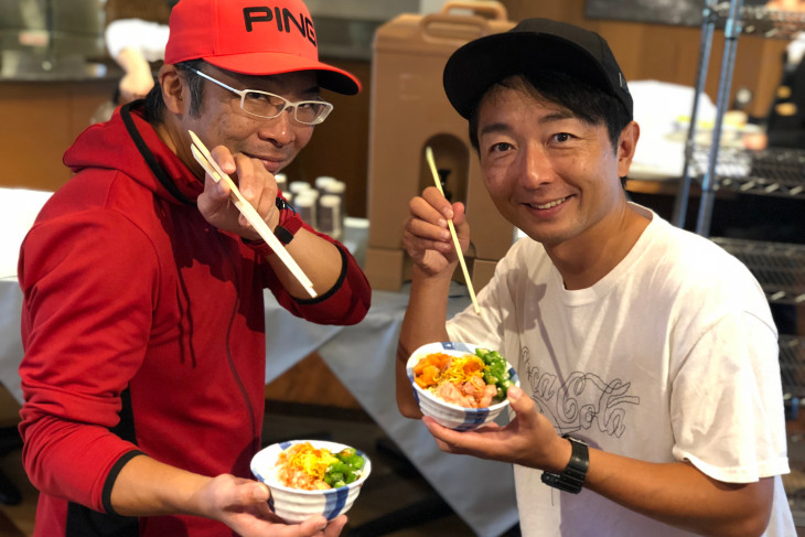 こしぇる丼を食す伊藤さんと野島さん。スペシャルゲストがたびたび登場するのはグレートアースの特徴の一つ