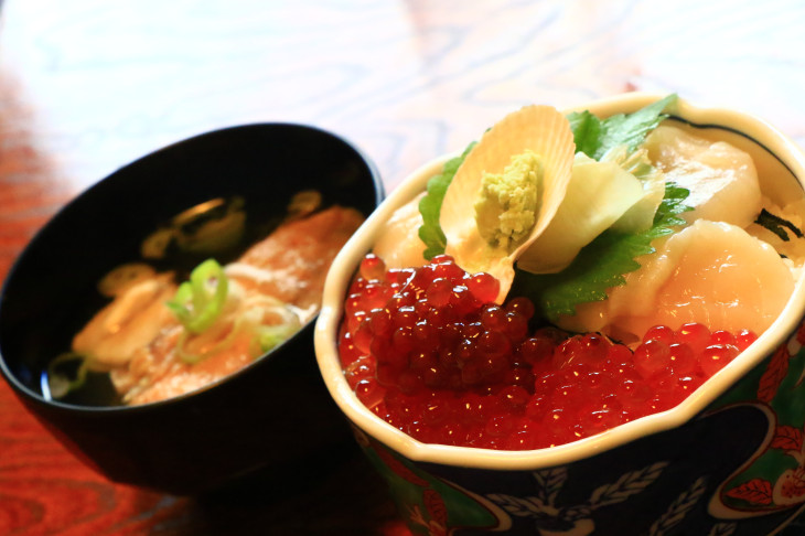 分厚いホタテにイクラがたっぷりのった海鮮丼