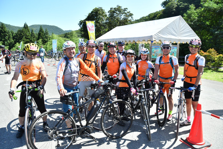 横浜のショップ「サイクラリー喜輪」のメンバー。店長だけE-bikeでずる〜い！