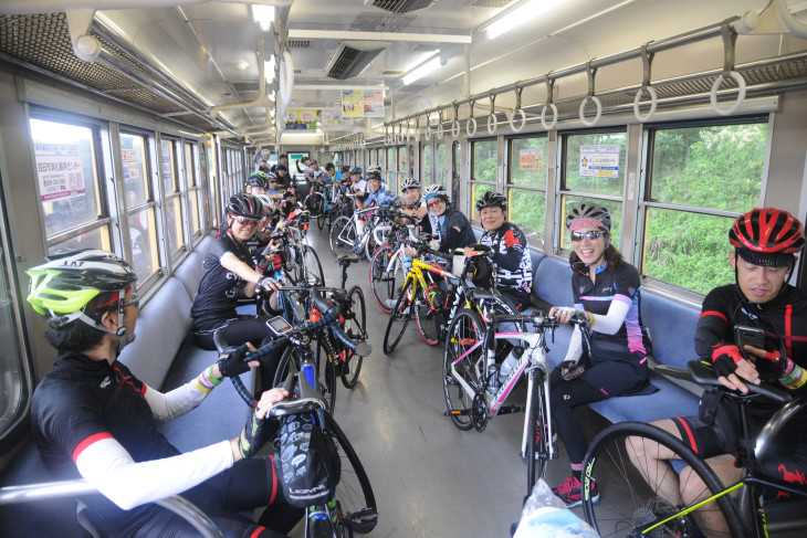 サイクルパス車内の様子。自転車の専用ラックなどはないので、乗車中は自分で支える