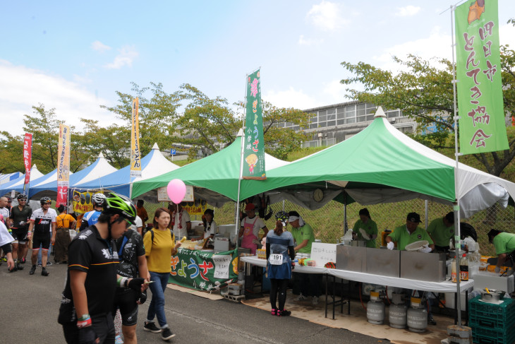 美し国みえグルメフェスタの会場。三重県を代表するB級グルメの屋台が並ぶ。