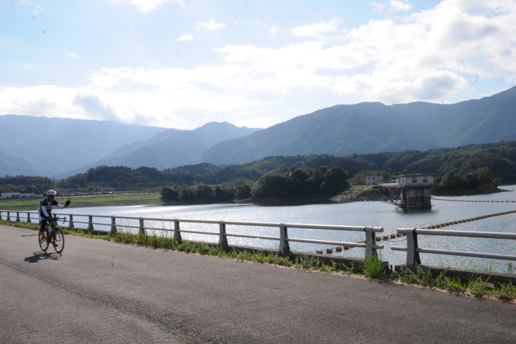 養老山系の山並みをバックに中里ダム湖畔をゆく