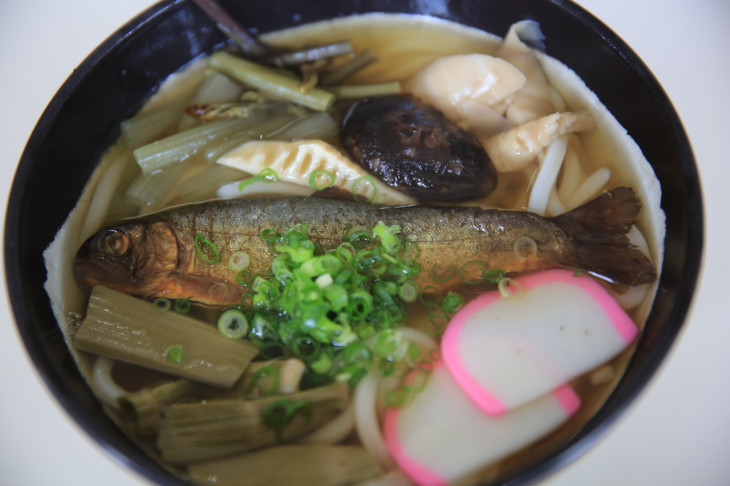 ニジマスの甘露煮がのっかった石鎚うどん