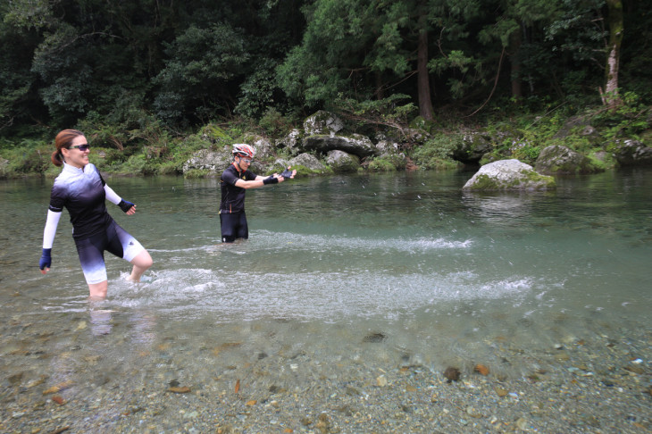 水辺にてバシャバシャタイム　つい童心に帰ってしまう魅力が仁淀川にはある