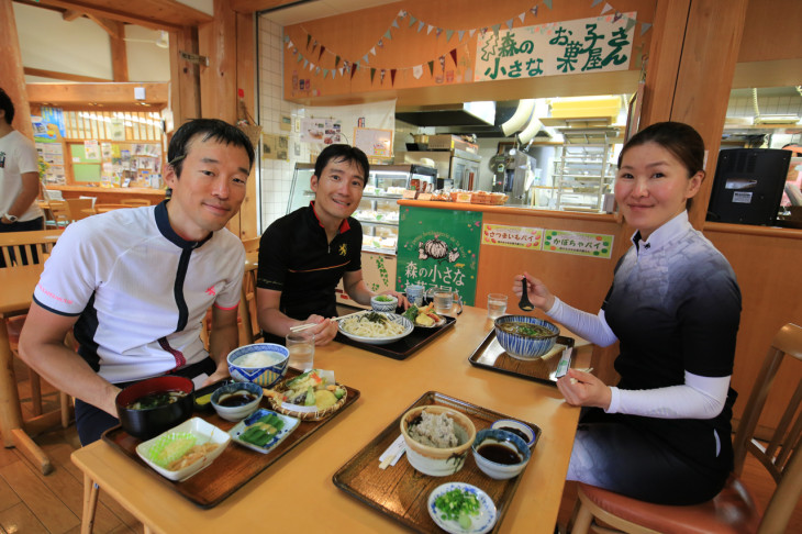 ツガニうどんをはじめ色んな地元グルメが味わえるレストラン