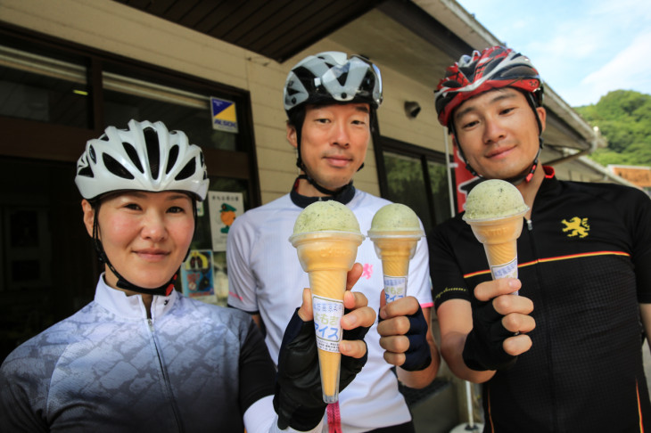 久万高原町の名物たるよもぎを使ったアイスをゲット