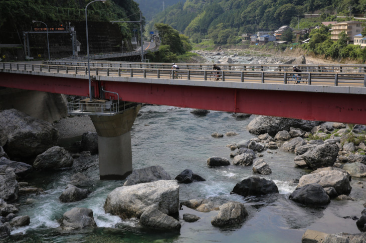 仁淀川を渡っていきます　まさに絡み合うような道