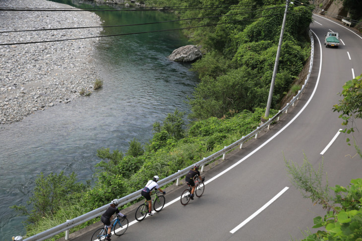 面河川沿いを下流へ向けて出発