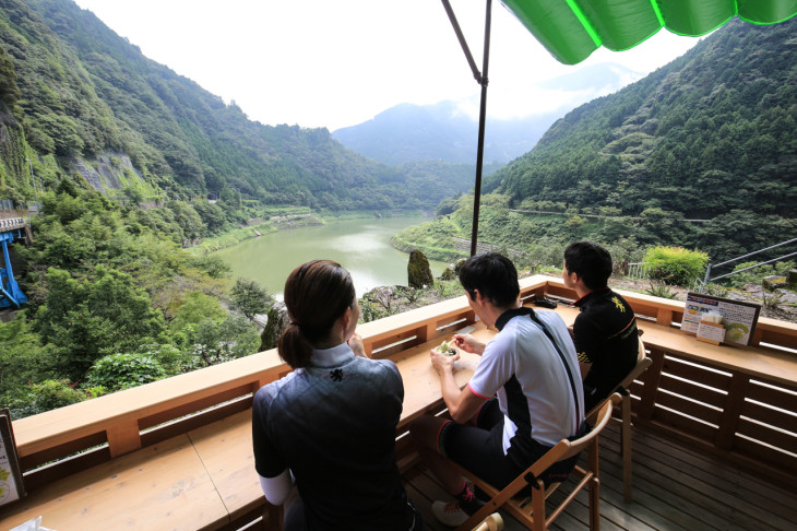 テラスからは仁淀川が一望できる