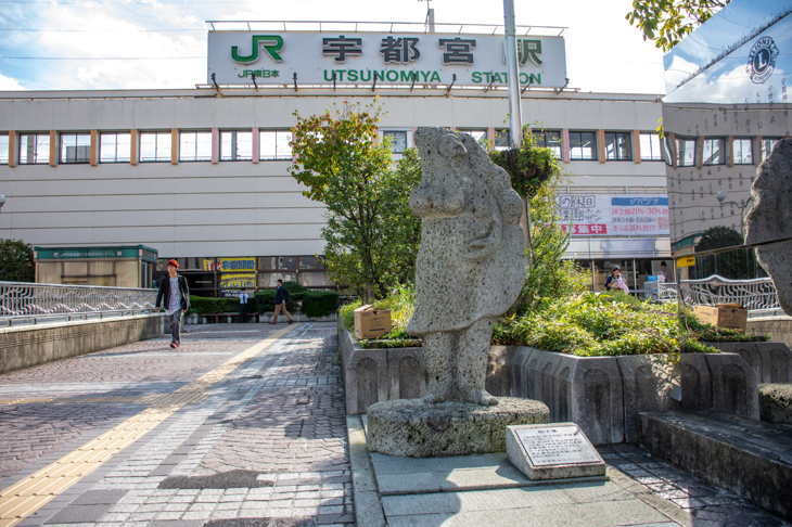 「宇都宮餃子像」。餃子の皮に包まれたビーナス像の前でツアーがスタート