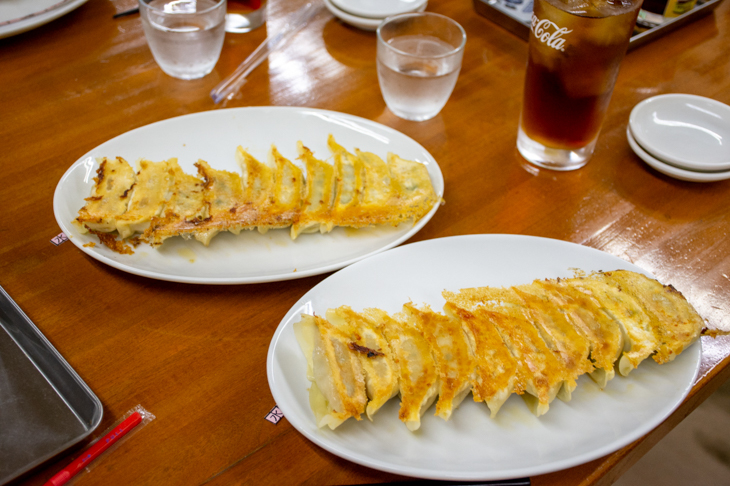 左がA盛り、右がB盛り。東京のお店で食べる餃子に比べて野菜が多く、野菜の味を活かしたものが多い