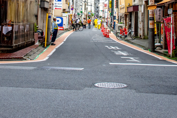 餃子の焼き目色の自転車用道路