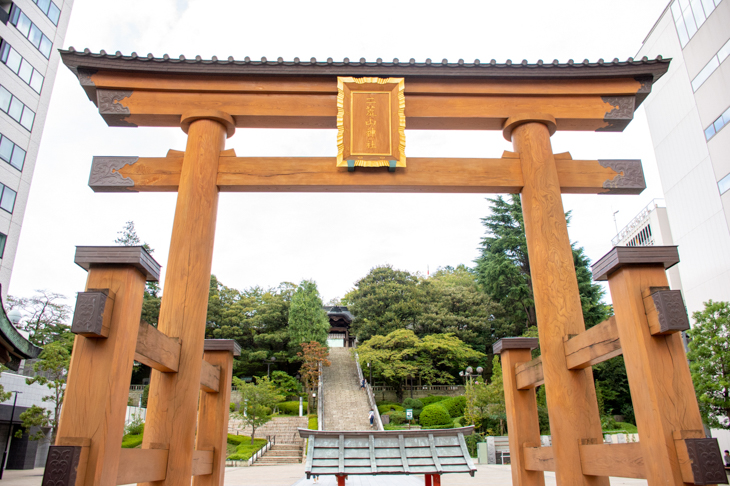 二荒山神社。奥に気が遠くなるような階段が見える