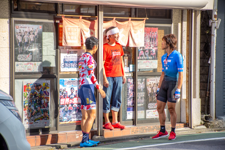 宇都宮ブリッツェンの熱烈サポーターである焼きそばの「あかつきや」店主と。大通り沿いの店なのでファンなら一度は立ち寄りたい