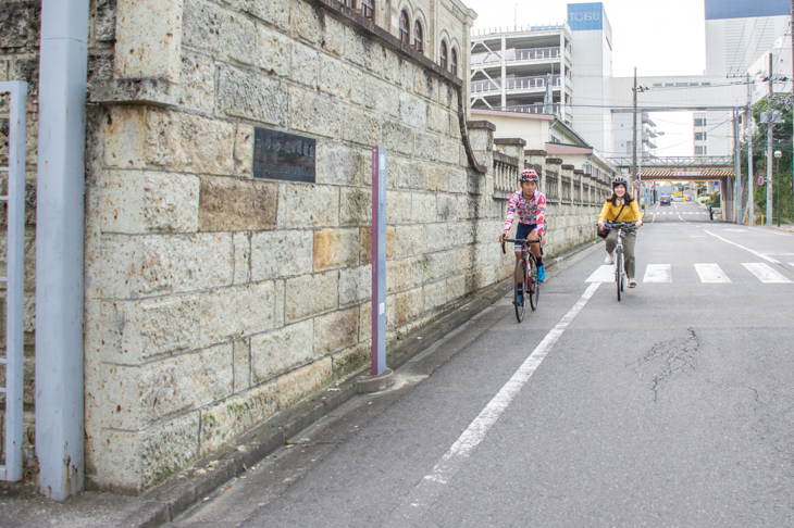 宇都宮市街をサイクリングで巡る小坂選手と私