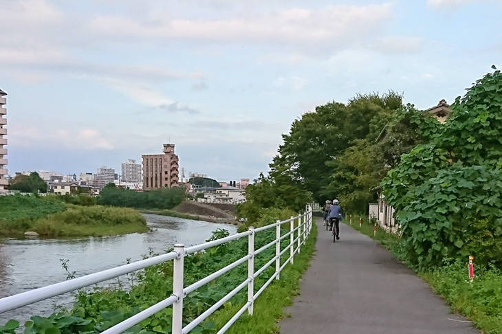 今回のサイクリングツアーでは、一般旅行客が通らないような裏道も