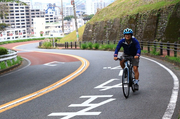 聖司くんが雫に押されて登った坂もラクラク。人生的な意味でどちらが勝ち組かはわからないが、登坂力では圧勝だ。