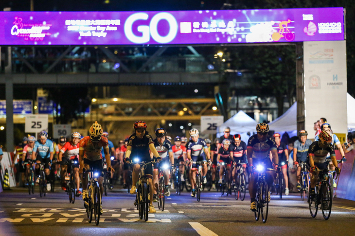 早朝5時、数千人の一般参加者が香港中心街からスタート。香港サイクロソンの幕開けだ