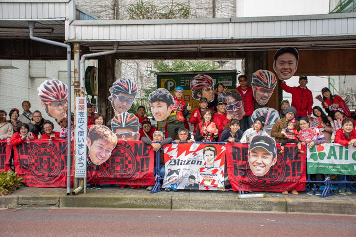 今年も宇都宮大通りの沿道にブリッツェンファンが人垣を作った