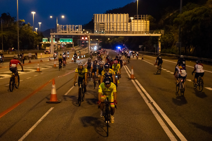 夜更けの主要高速道路を一直線にひた走る。なかなか味わえない非日常空間が楽しい