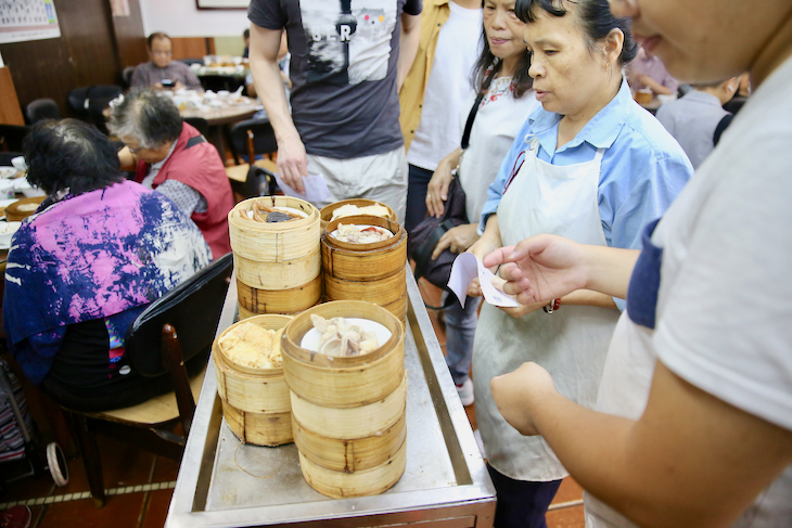 古き良きワゴン式スタイルを貫く。蒸篭争奪戦を繰り広げてお気に入りをゲットしたい