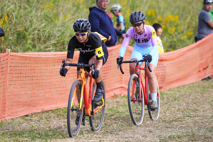 CL1　先頭を走る鵜飼知春（八ヶ岳CYCLOCROSSCLUB）と赤松綾（Simwroks CX Racing）