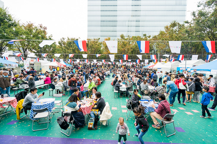 飲食ブースが揃う「さいたまるしぇ」