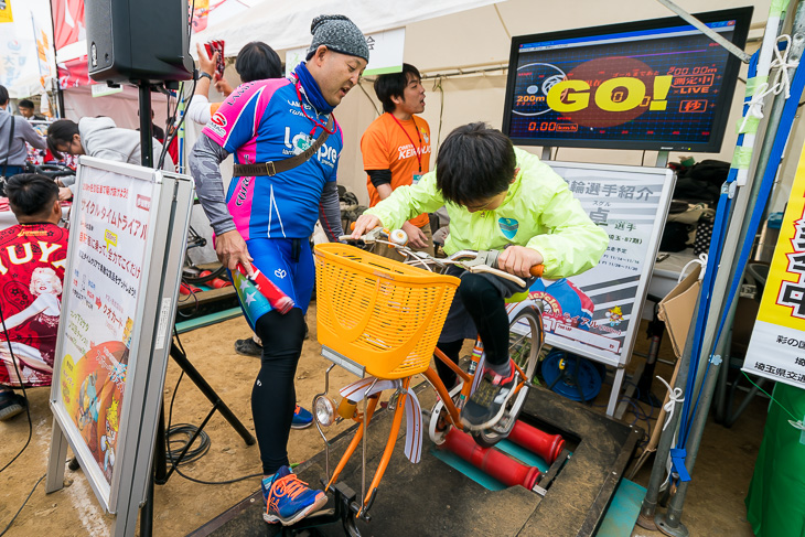 日本競輪選手会 埼玉支部によるサイクルタイムトライアルでは、高瀬卓選手が鉄火場の雰囲気さながらに子どもを応援