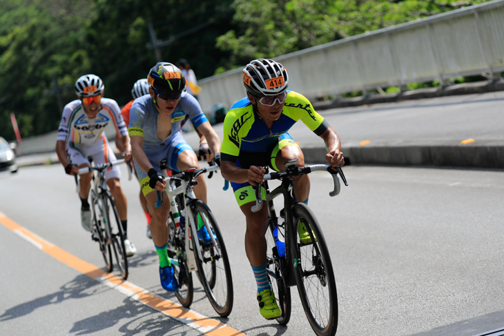 羽地ダムの上りでアタックした紺野元汰(SBC Vertex Racing Team)に3人が食らいつく