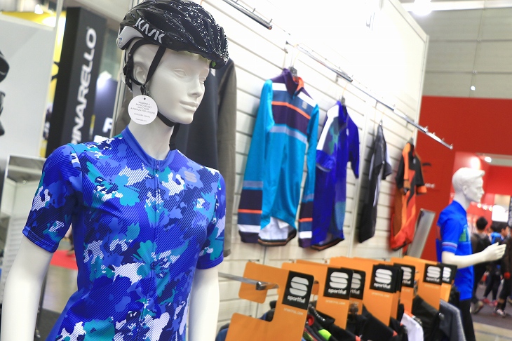 スポーツフルのアパレルも多数展示