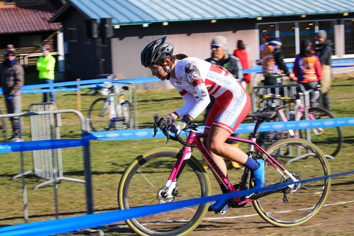 エリート女子　転倒後、ルーネルズを追う今井美穂（Co2 Bicycle）