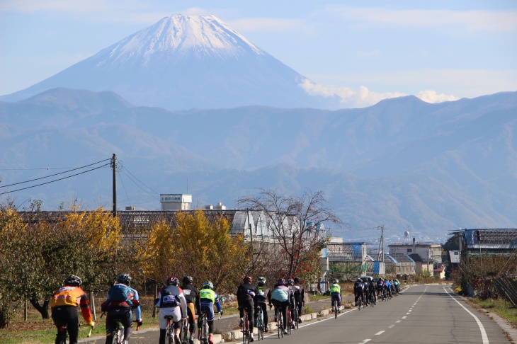 富士山頂もほのかに雪化粧している