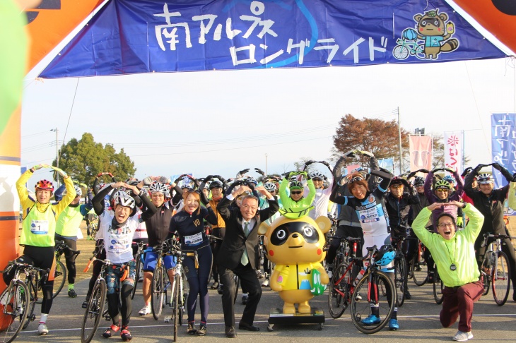 スタート前には富士川の”わ”でポーズ