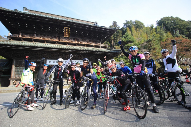 日本三大門の一つと呼ばれる身延山の三門前