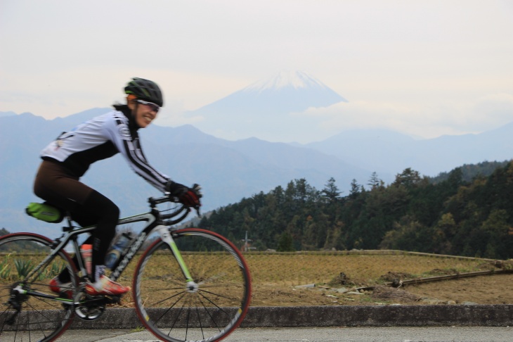 奥に富士山を望みながら登っていく