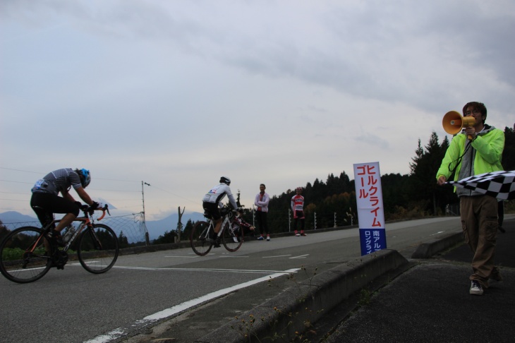 山梨学院大学の自転車部の部員が応援してくれる