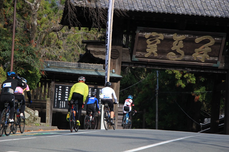 身延山の入り口である総門を通過していく