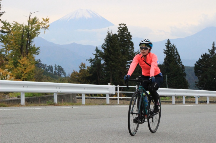 富士山をバックに標高を上げていく