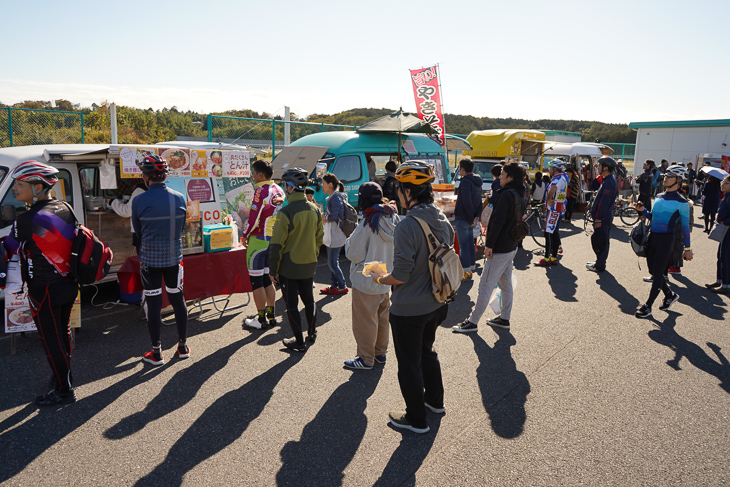 お昼時には各キッチンカーに行列が